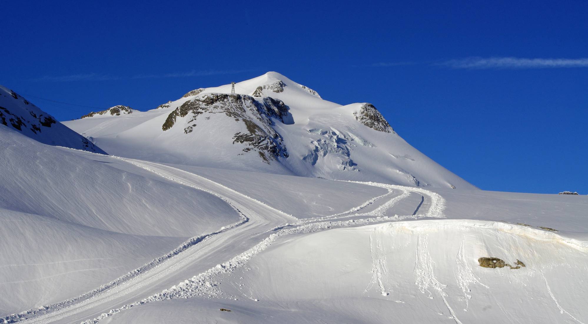 La Grande Motte, le plus beau glacier skiable du monde, joue sous les projecteurs du matin