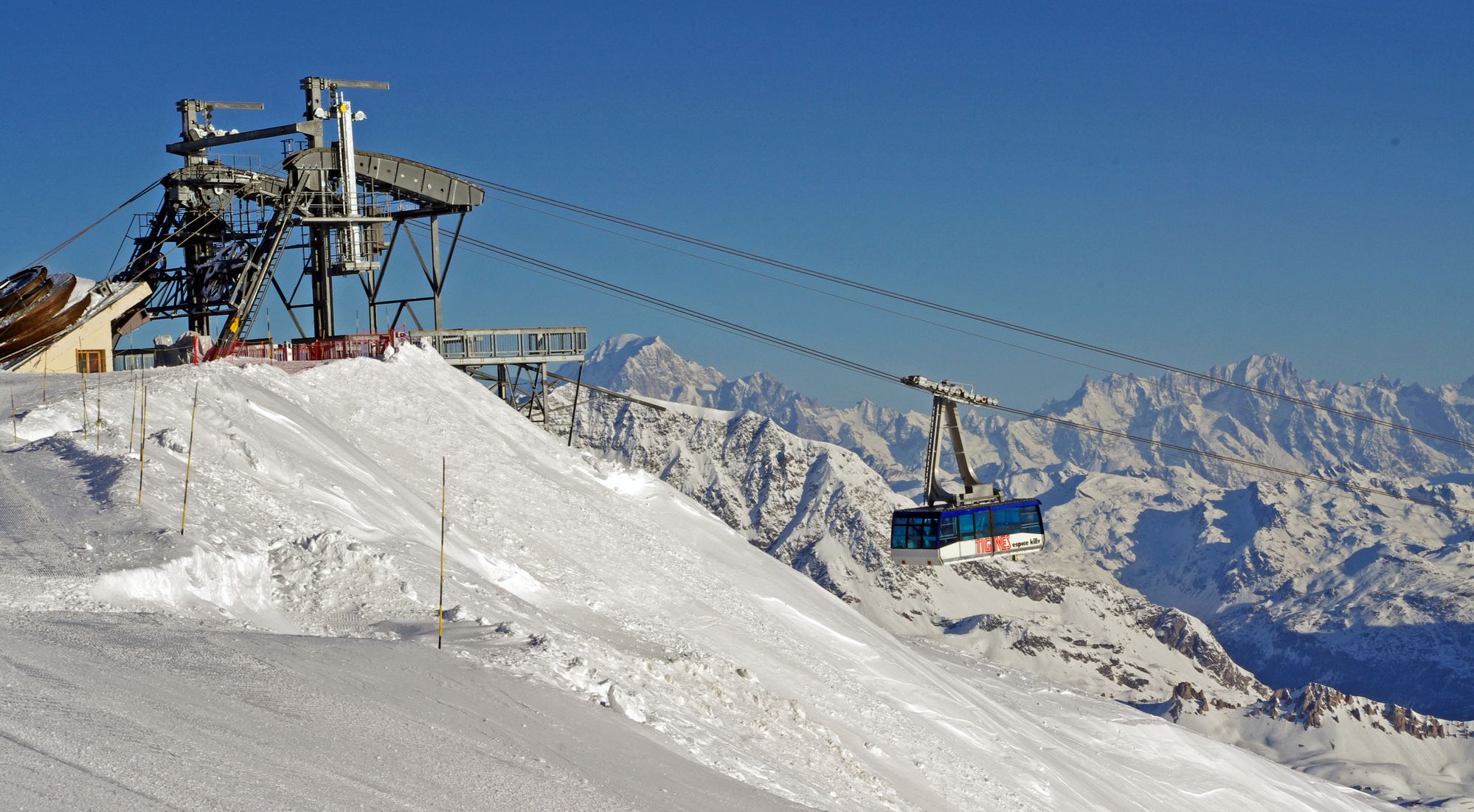 Téléphérique de la Grande Motte sur fond de chaîne du Mont-Blanc