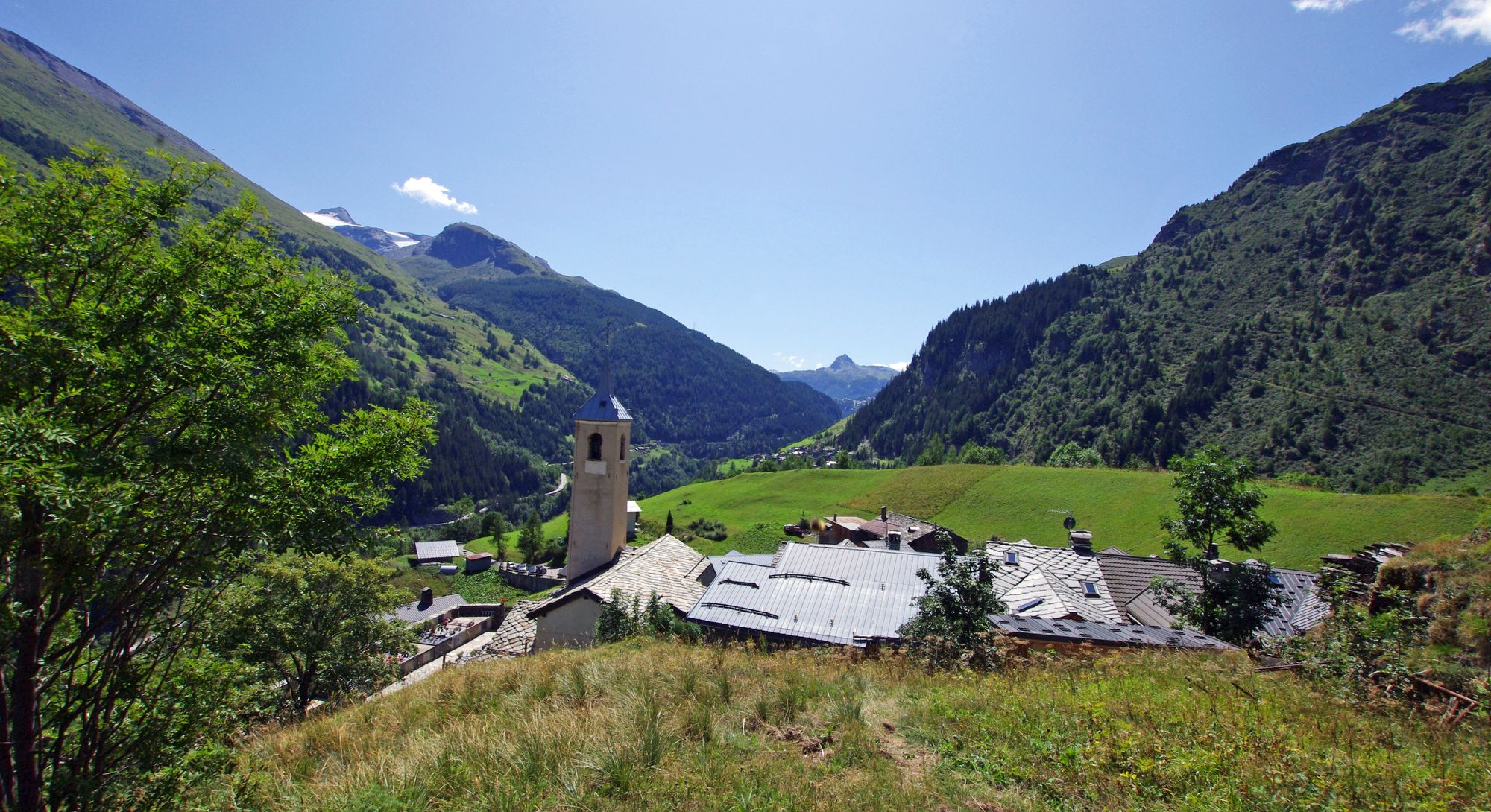 Orienté au SUD, la GURRAZ regarde vers la haute vallée de l’Isère, et vers le sommet de la Grande Sassière (3747m)